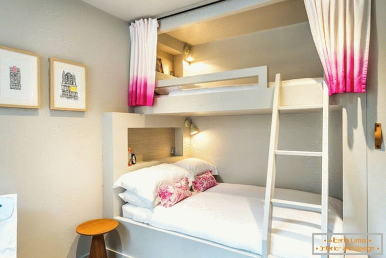Кревети во бела и розова спална соба