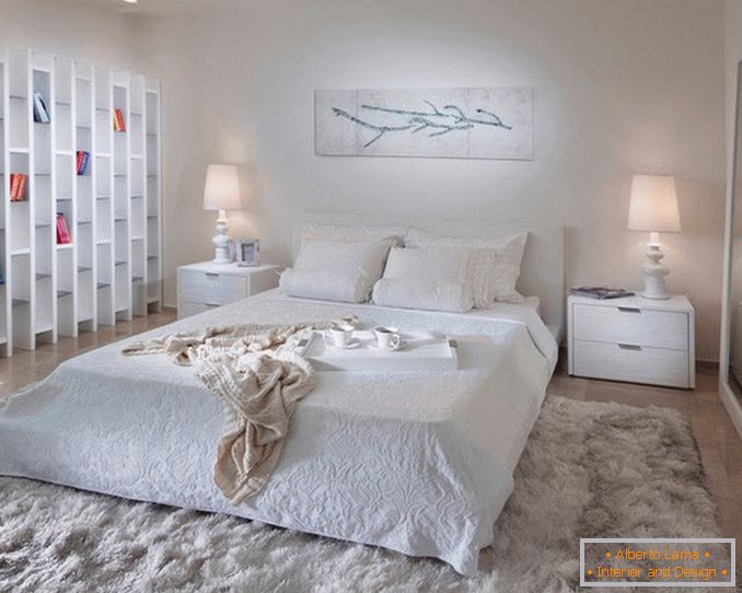 Спална соба во бела боја