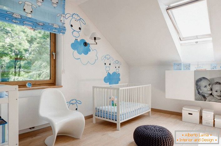 Дизајнот на ентериерот на детската соба во скандинавскиот стил е интересен со креативниот дизајн на ѕидовите. Цртежи-налепници - погодна опција за декор за деца.