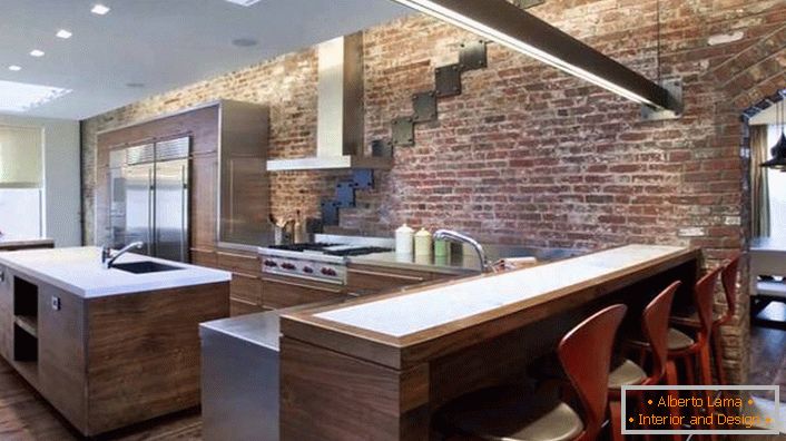 На ѕидот од brickwork убаво се вклопува во внатрешноста на кујната во стил на мансарда.