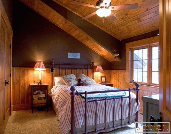 Спалната соба за гости на таванот во стилот на вила е пространа и не е излишна со декоративни елементи.
