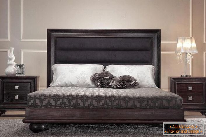 Венгениот кревет со висока мека headboard е невообичаено, креативно решение за обичен градски стан.