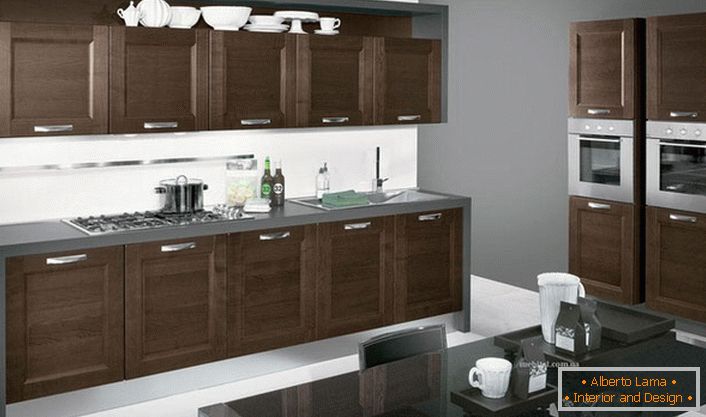 За стилизирана кујна е правилно избраниот мебел. Функционалниот пакет Венге не само што изгледа привлечно, туку и функционален и практичен. 