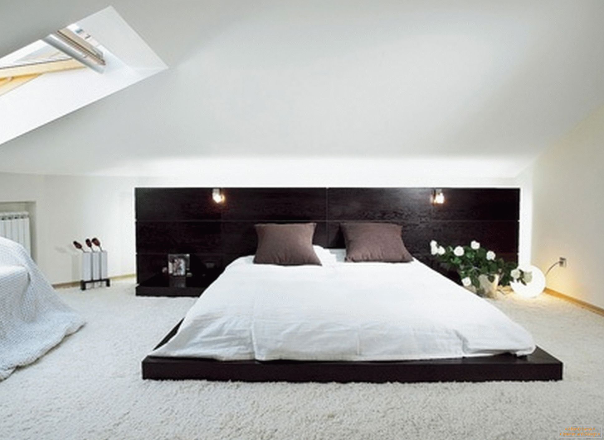 Луксузна спална соба во стилот на минимализмот - пример за успешен дизајн на мала соба на подот на сведување.
