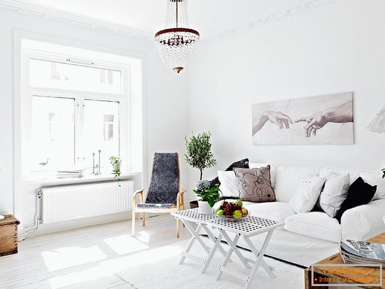 Внатрешноста на стан со модерна дневна соба во Шведска