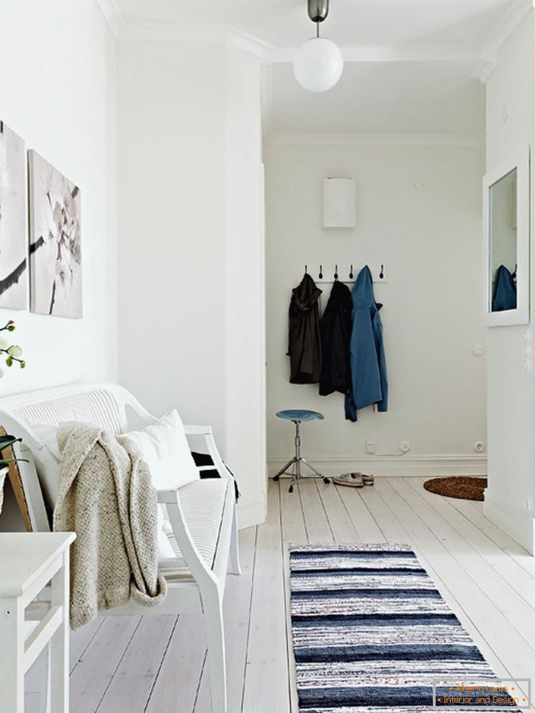 Внатрешноста на стан со модерна дневна соба во Шведска