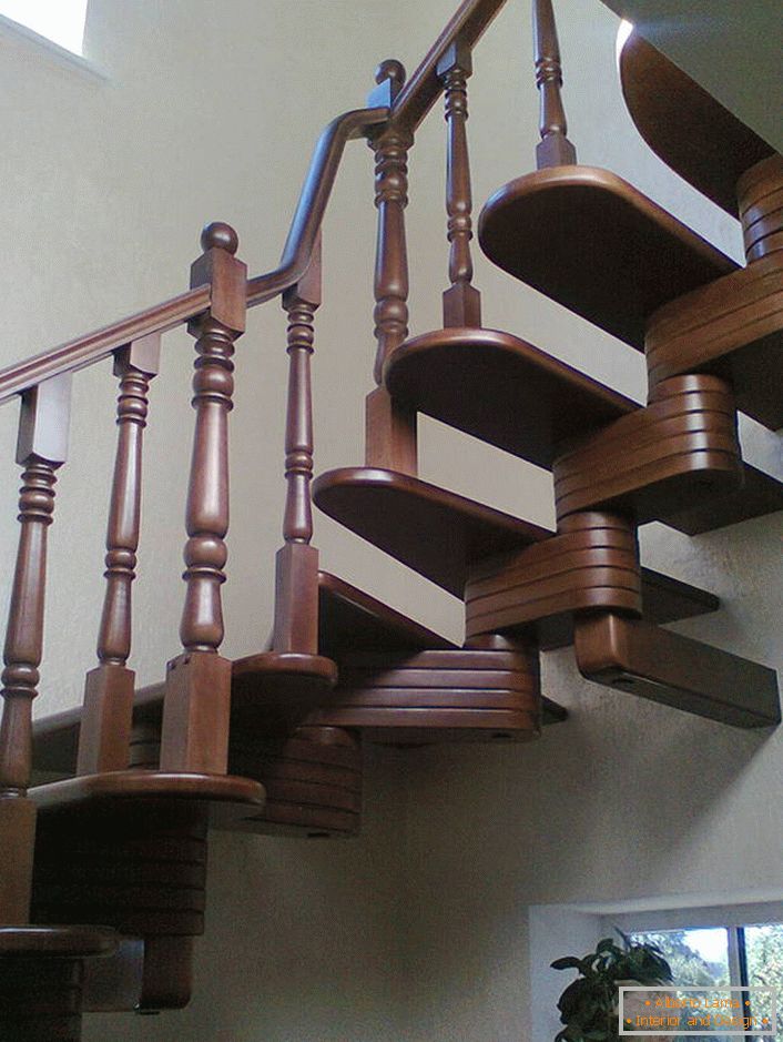 Елегантен модуларен скалило за внатрешноста на куќата во класичен стил.