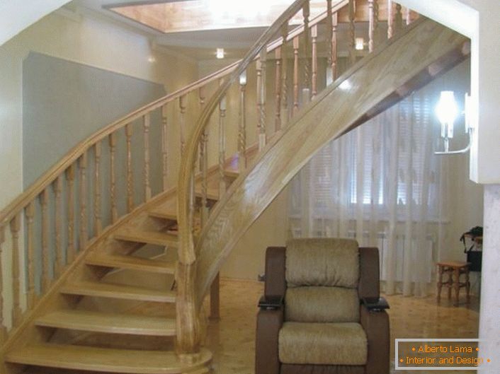 Елегантен скалила со оригинален дизајн. Дизајнот на скалите е направен од благородна светлина даб.