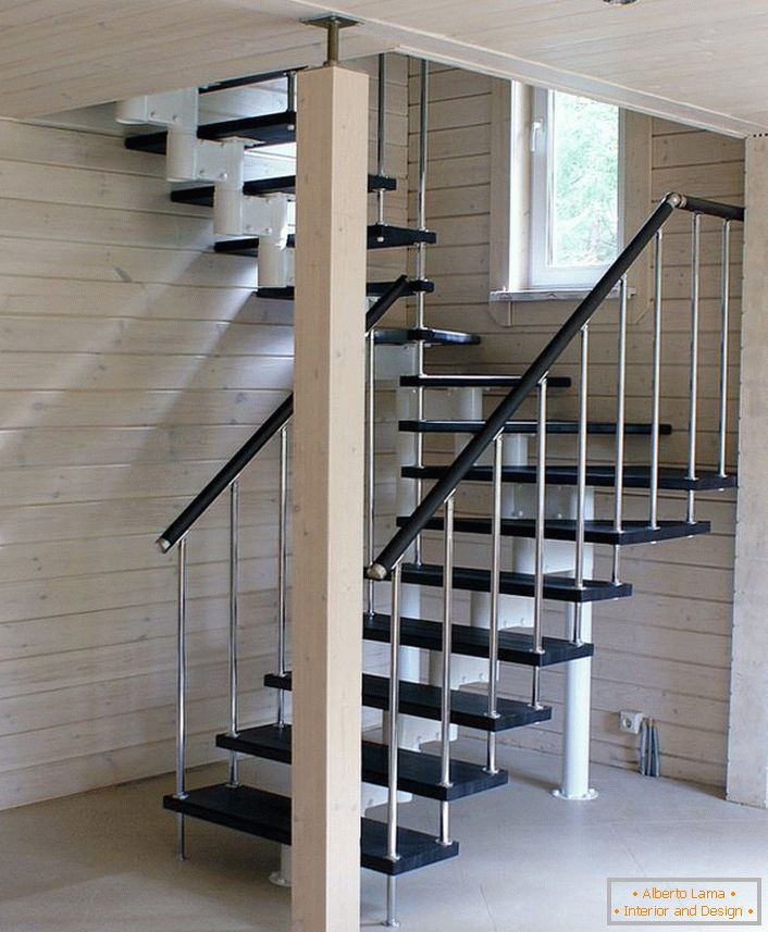 Оптималната верзија на елегантната модуларна скалила за куќа изградена од светло дрво.