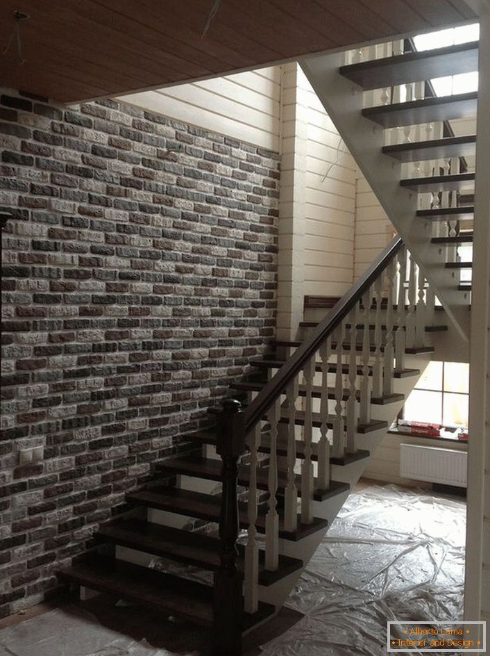 Робусна конструкција на модуларен лесен скалид со плоча. Кога дизајнирате куќа, консултирајте се со продавачот за стандардните димензии на скалилата.