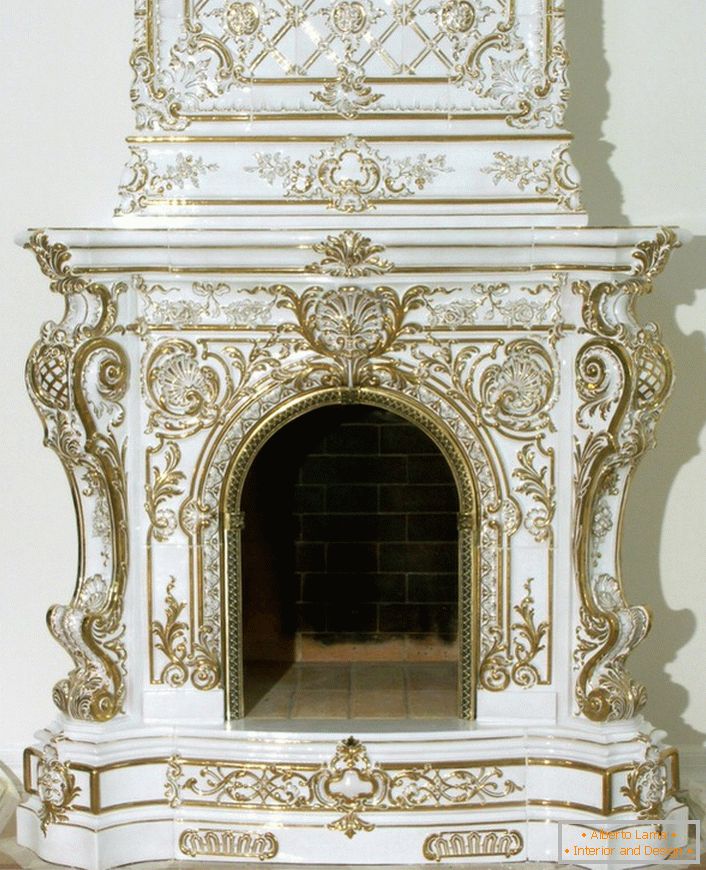 Величенствениот плочки камини во барокниот стил е украсен со златни елементи од декор. 