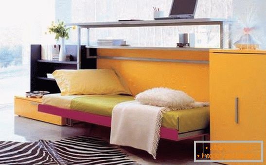 Мебел во еден бои поставена во дневната соба