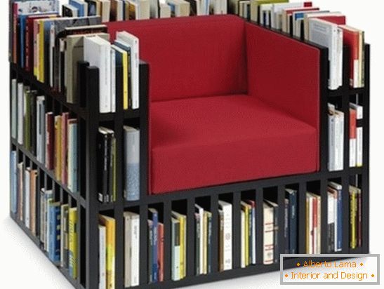 Фотелја со клетки за книги