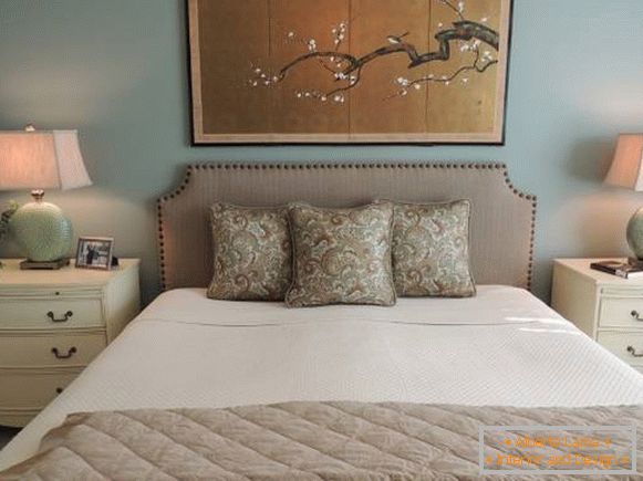 Убава спална соба со јапонско сликарство во внатрешноста