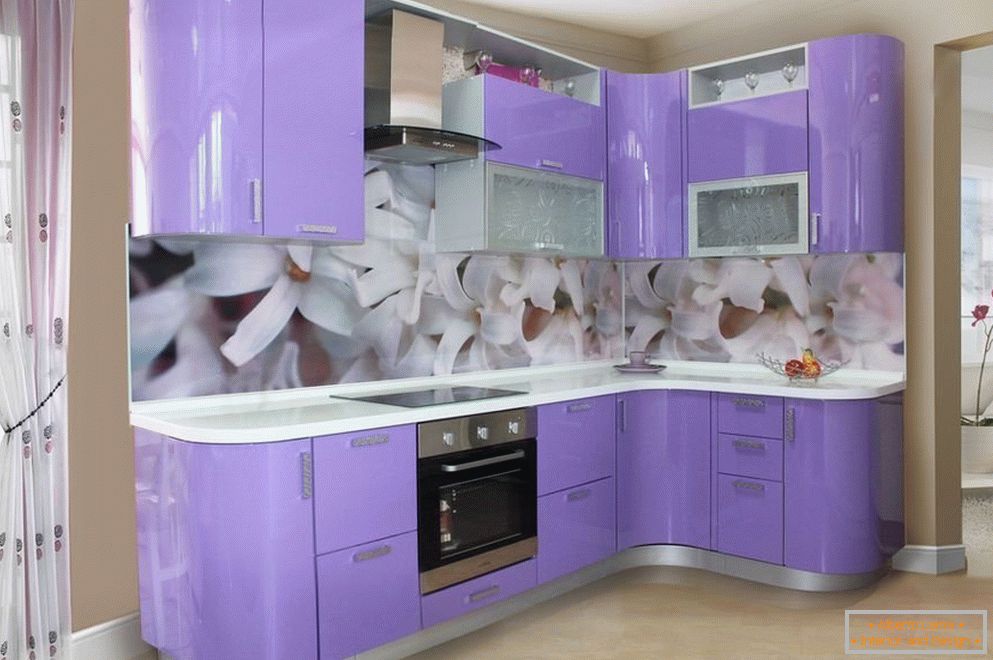 Виолетова кујна со цветен врв