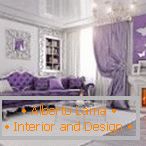 Дневна соба со пурпурна троседот