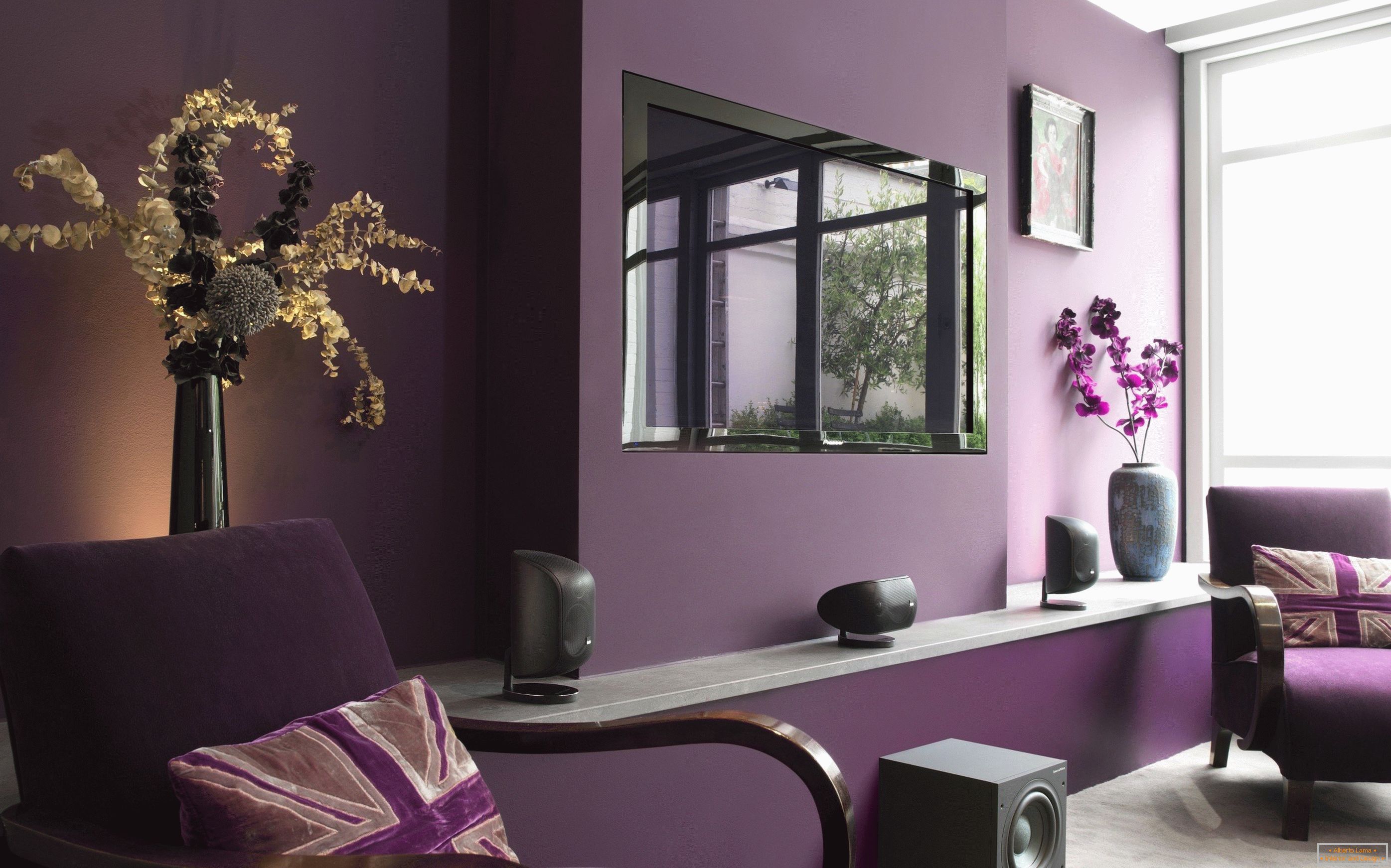 Виолетова боја во внатрешноста на дневната соба