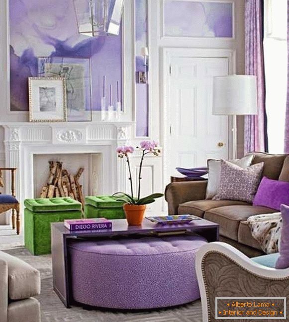 Светла пурпурна во дневната соба со камин