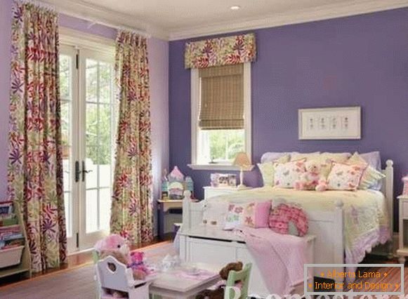Детска соба во пурпурно цвеќиња