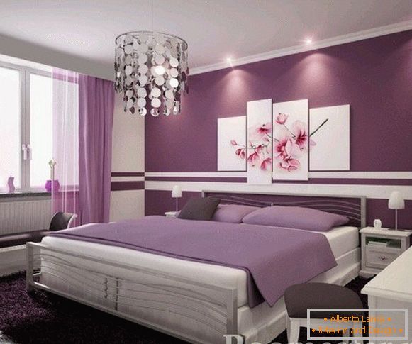 Виолетови бои во внатрешноста на спалната соба