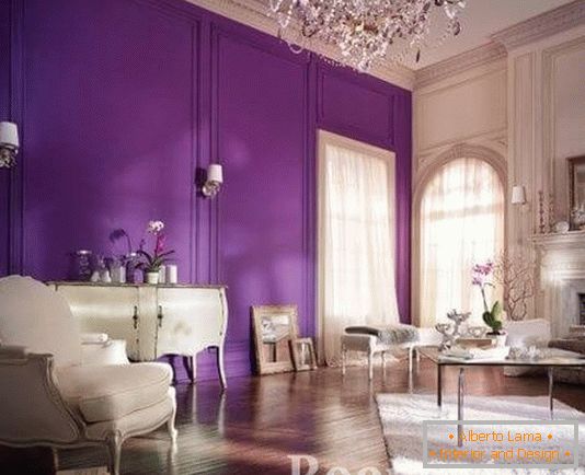 Виолетова боја во внатрешноста на дневната соба комнаты