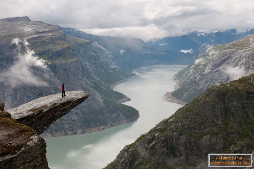 Фотографска интерпретација на карпата Тролтунга, Норвешка, фотограф Тил Хантен