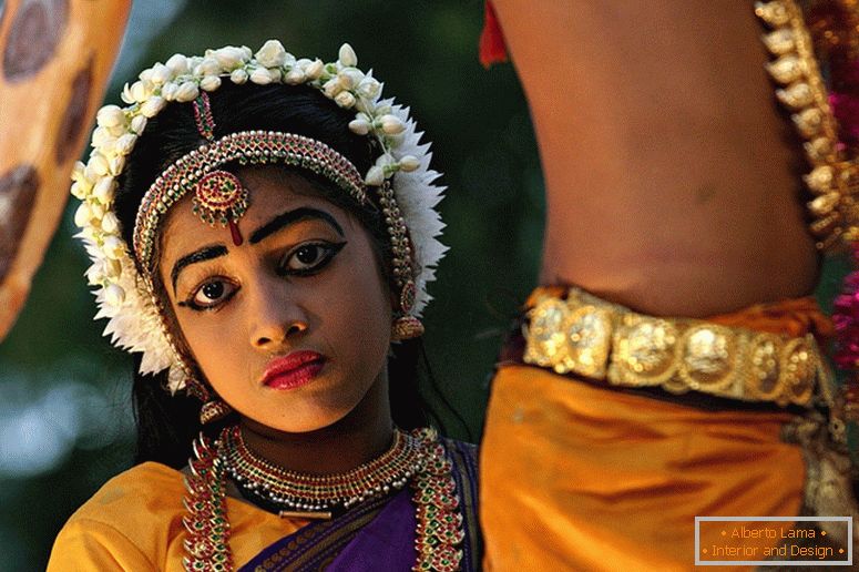 Девојка во индиски национални носии