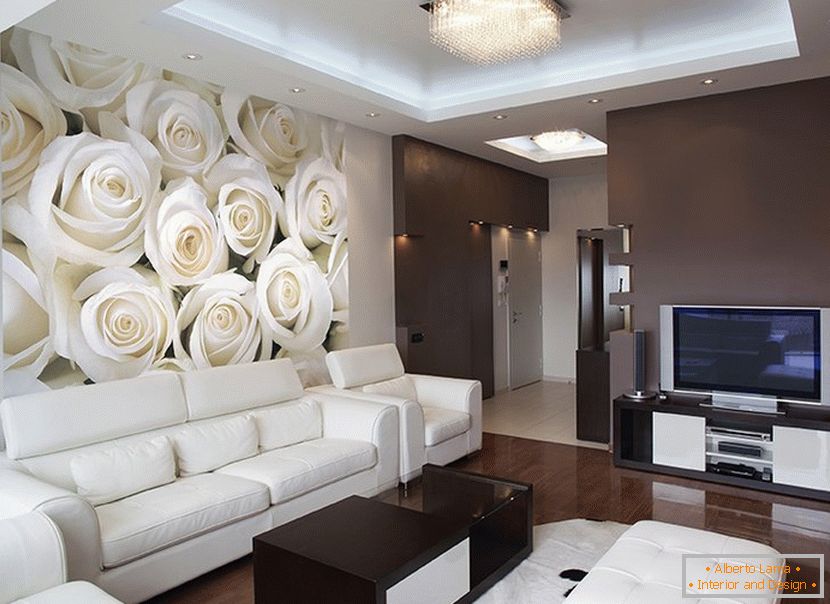 Бели рози на ѕидот во дневната соба
