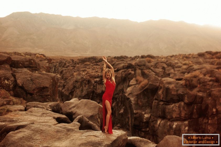 Хана Киркли во сексуална фотографија во пустината