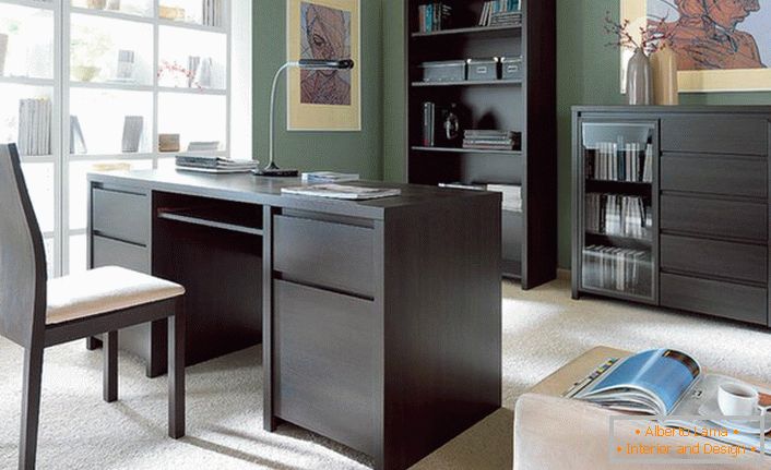 Исклучителна канцеларија е позитивно украсена со кабинет мебел. Правилно избрани нијанси на мебел хармонично изгледаат во целокупната слика за внатрешноста.