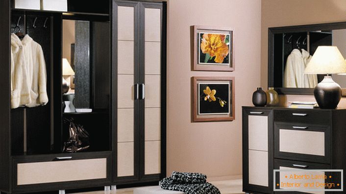 Класична комбинација на црно-бело за ходникот. Модуларен мебел е можеби најпрактичната опција за коридорот. 