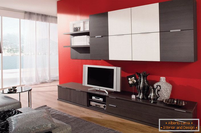 Модуларен мебел за дневната соба ви овозможува да заштедите простор. Виси кабинети со многу одделенија не се натрупуваат простор.