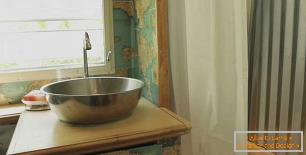 Ван-куќа на тркала: мијалник направен од метал