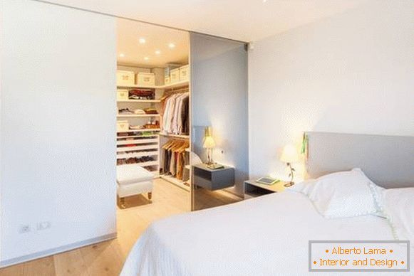 Плакарот гардероба соба во спалната соба - слика со Р-форма