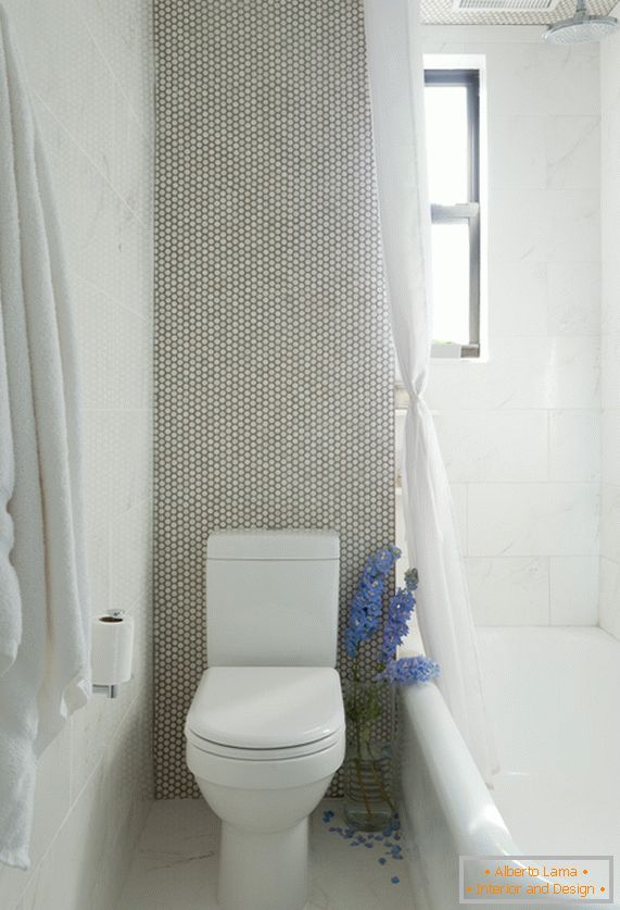 Бела тоалетна чинија и бања во мермерна просторија