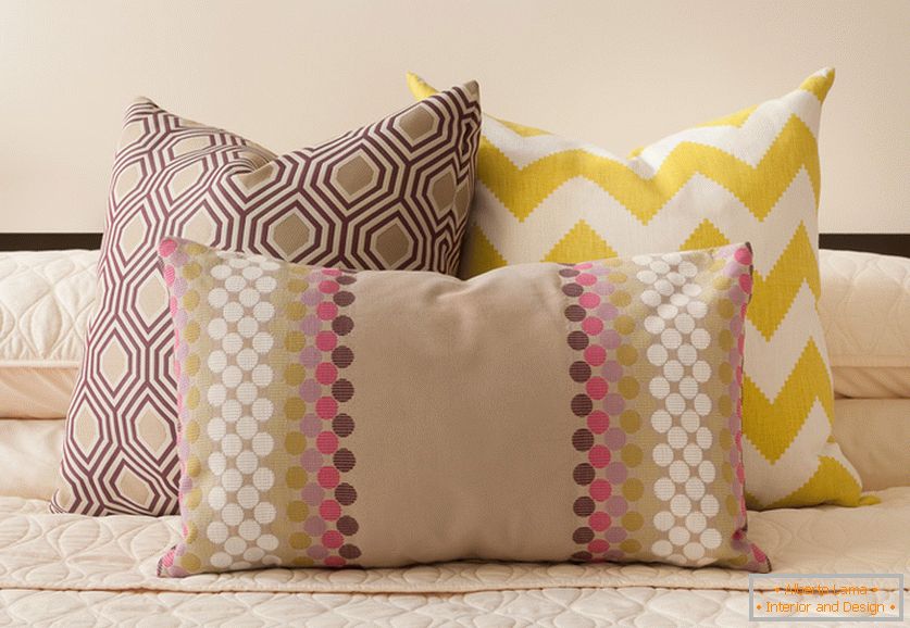 Светло-жолти и беж декоративни перници со интересни отпечатоци