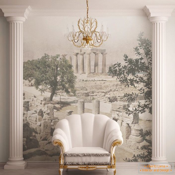 Декоративни колумни служат како извонредна декорација на дневната соба, украсена во барокен стил.