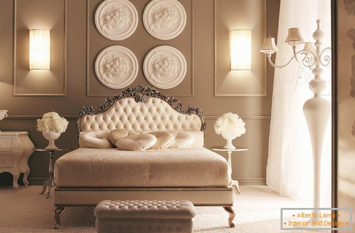 На главата на креветот, ѕидот е украсен со состав на дизајнерски малтер. Исклучителна декорација на спалната соба во стилот на Арт Деко.