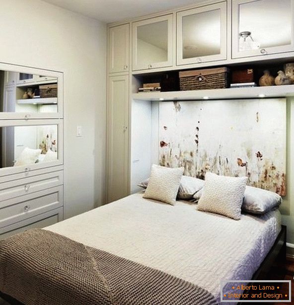 Внатрешност на мала спална соба во бела боја
