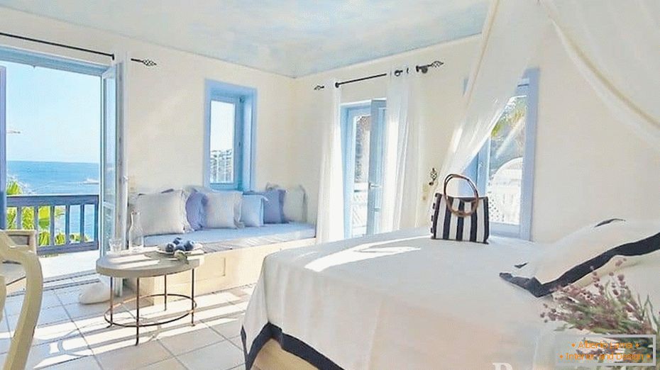 Многу лесна спална соба во грчки стил со панорамски прозорци