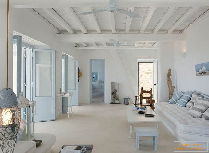 Дневна соба во грчки стил со светна таванот