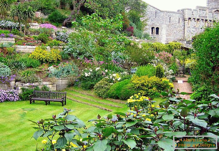 За дизајнот на пределот во медитеранскиот стил, бил користен англиски тревник, кој заедно со изобилство на цвеќиња ја прави градината богата и шарена. 
