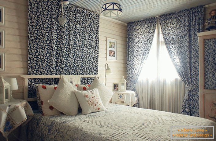Лесна, пријатна соба во стилот на земјата во мала куќа во јужниот дел на Шпанија. Дизајнерската идеја се реализира за спалната соба на млада девојка.