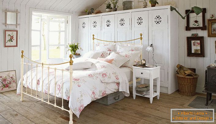 Спална соба за една млада дама во куќата на богато француско семејство. Ексклузивни мебел и камин камин, како и можно се вклопуваат во внатрешноста, направени во рустикален стил.