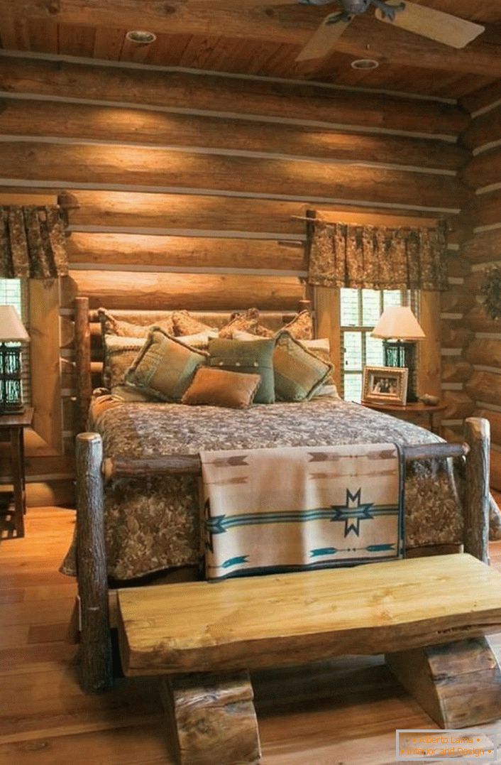 Класичен пример за спална соба во рустикален стил. Интересен кревет од груба, нетретирана куќа. 