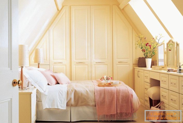Спалната соба во рустикален стил е украсена со меки розови и беж тонови.
