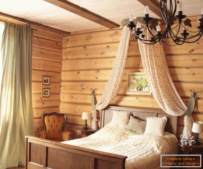 Baldachin над креветот во спалната соба во рустикален стил.