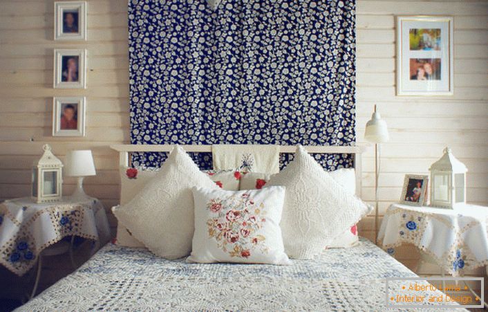 Во согласност со рустикален стил, креветот е украсен со голем број на перници со контрастен црвен вез. Масите за ноќевање се покриени со чаршав со деликатни сини цветови.
