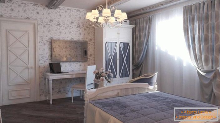 Семејна спална соба во рустикален стил. Намалената светлина носи романса и топлина во собата.