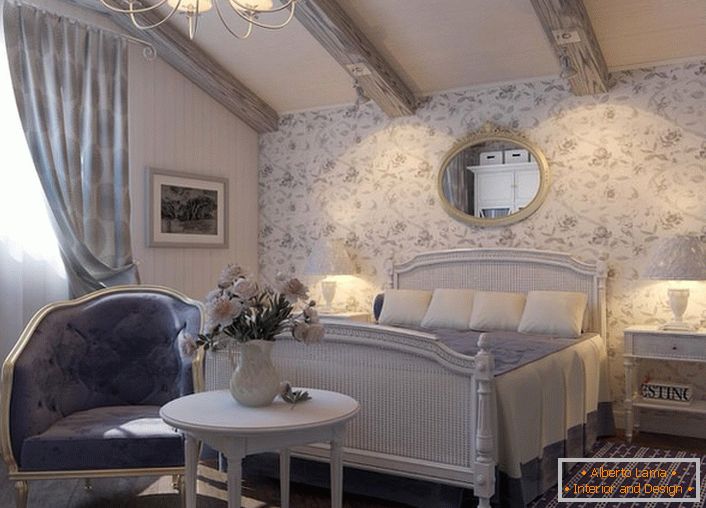Мебел за спални во рустикален стил се избира хармонично. Забележителни се лустерот и креветните ламби со класични нијанси.
